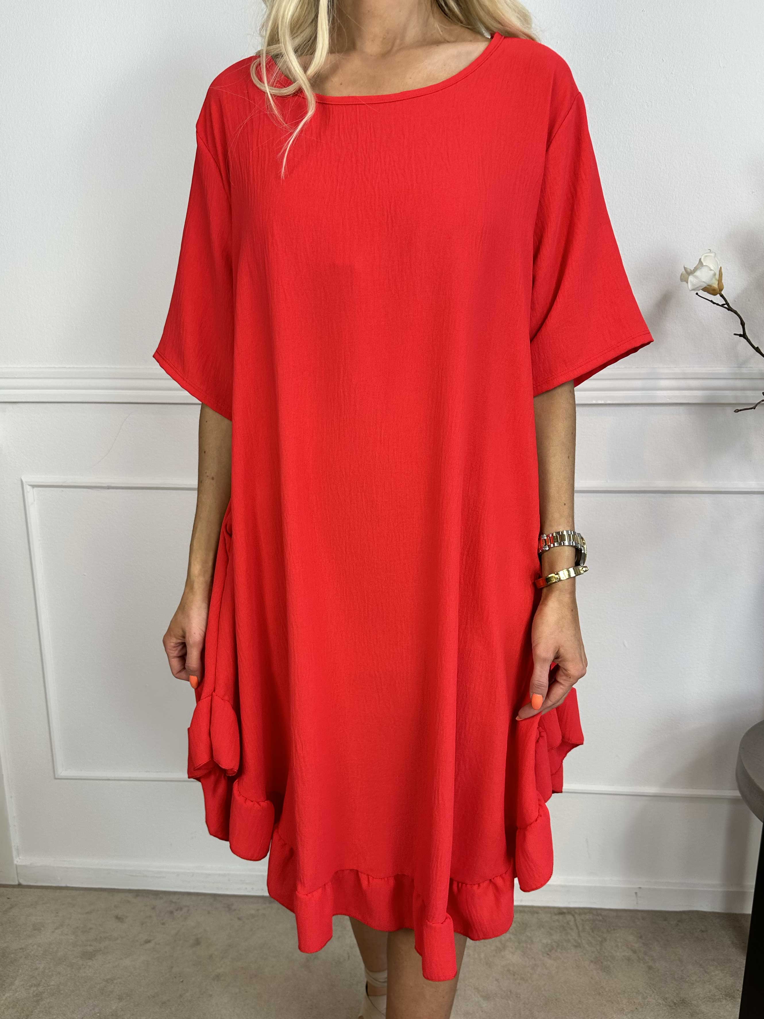 Emmelie - Kjole i viskoseblanding med flæsekant og lommer.